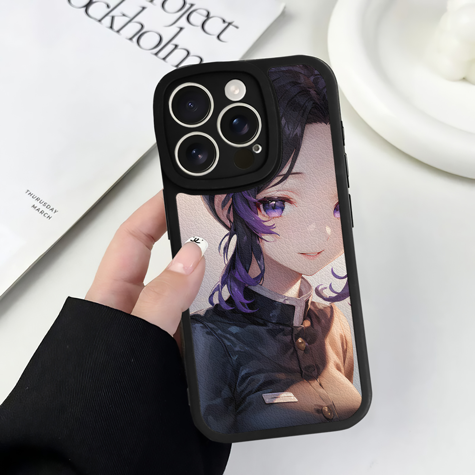 （画像用） 鬼滅の刃（きめつのやいば）蟲柱-胡蝶 しのぶ／こちょう しのぶ Kochou Shinobu 【iPhone 16シリーズ対応】シリコンスマホケース（レザー調） 材質：シリコン